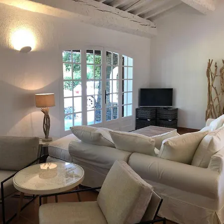 Maison Sous Les Pins * 滨海卡瓦莱尔