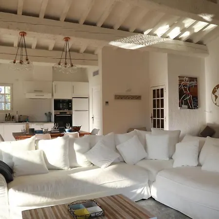 Maison Sous Les Pins 度假居