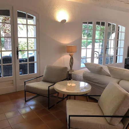 Maison Sous Les Pins * Кавалер-сюр-Мер